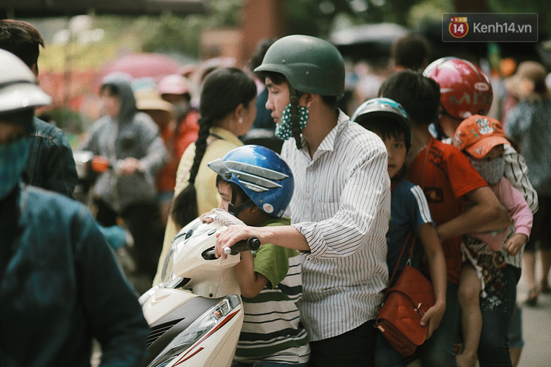 Nghỉ lễ 30/4, người dân Hà Nội đổ xô đến Công viên Thủ Lệ vui chơi, nằm trên bãi cỏ trốn nóng